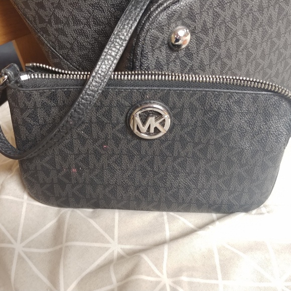 Michael Kors Jet Set Tote with wallet and wristlet - Picture 5 of 7